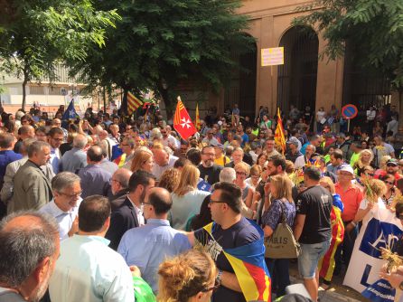 Desenes de persones s'han concentrat durant tot el matí davant el Palau de Justícia de Tarragona. Desenes de persones s'han concentrat durant tot el matí davant el Palau de Justícia de Tarragona.