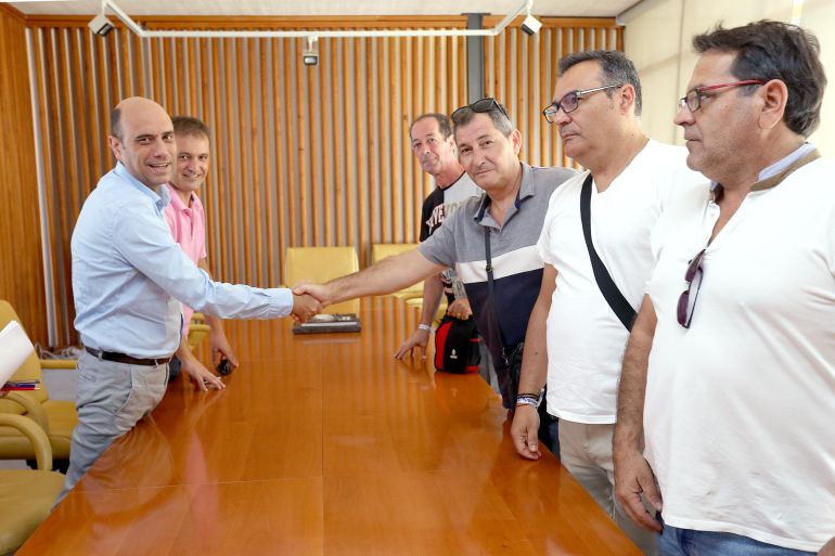 El alcalde saludo a los miembros del comité de empresa El alcalde saludo a los miembros del comité de empresa