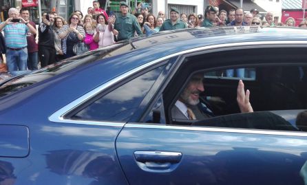 El Rey desde el vehículo oficial El Rey desde el vehículo oficial