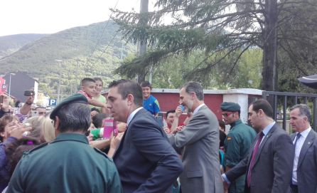 El Rey saluda a los vecinos que esperaban su llegada El Rey saluda a los vecinos que esperaban su llegada