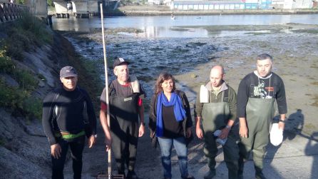Ana Miranda con mariscadores de la ría de O Burgo Ana Miranda con mariscadores de la ría de O Burgo