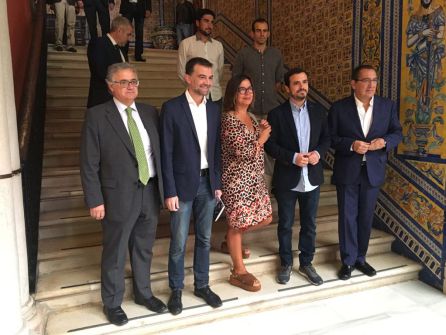 Desde la izquieda, Antotonio Yélamo, director de la Cadena Ser Andalucía, Antonio Maíllo,coordinador andaluz de IU, Angels Barceló, moderadora del debate, Alberto Garzón, coordinador nacional de IU y Antonio Pulido, presidente de la Fundación Cajasol Desde la izquieda, Antotonio Yélamo, director de la Cadena Ser Andalucía, Antonio Maíllo,coordinador andaluz de IU, Angels Barceló, moderadora del debate, Alberto Garzón, coordinador nacional de IU y Antonio Pulido, presidente de la Fundación Cajasol