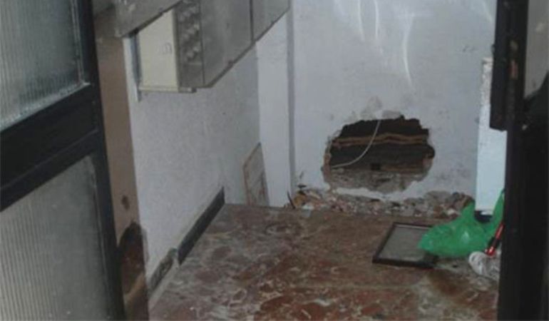 Los ladrones intentaban acceder a la joyería por un local anejo Los ladrones intentaban acceder a la joyería por un local anejo