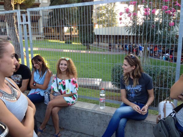 Las parejas de los aspirantes calculan que el examen podría prolongarse hasta las cinco de la madrugada para los últimos Las parejas de los aspirantes calculan que el examen podría prolongarse hasta las cinco de la madrugada para los últimos