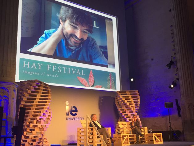 Javier del Pino y Jordi Évole han partidipado en uno de los diálogos propuestos por el Hay Festival. Javier del Pino y Jordi Évole han partidipado en uno de los diálogos propuestos por el Hay Festival.