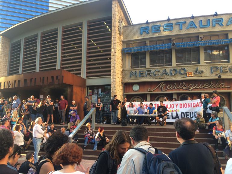 Representantes de la izquierda sindical catalana ofreciendo la charla en la calle Representantes de la izquierda sindical catalana ofreciendo la charla en la calle