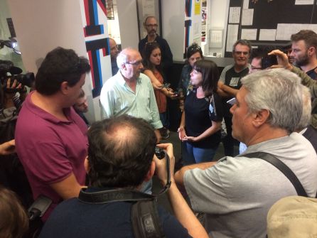Momento en el que la portavoz de la Asamblea Las Marchas por la Dignidad de Aragón habla con el director del C.C.Delicias Momento en el que la portavoz de la Asamblea Las Marchas por la Dignidad de Aragón habla con el director del C.C.Delicias