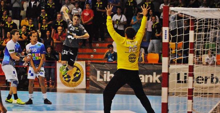 Sergio López lanza ante el portero del Benidorm, Makaria. Sergio López lanza ante el portero del Benidorm, Makaria.