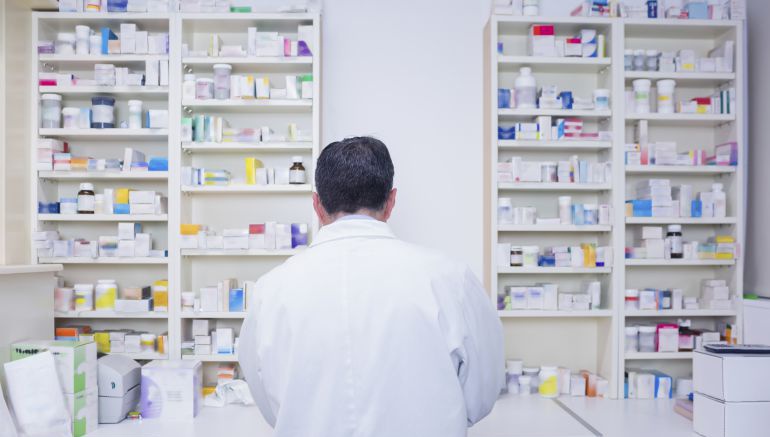 Un farmacéutico en una imagen de archivo Un farmacéutico en una imagen de archivo