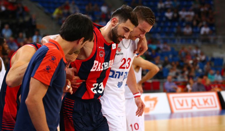 Tornike Shengelia se retira lesionado, ayudado por Timma y Omic. Tornike Shengelia se retira lesionado, ayudado por Timma y Omic.