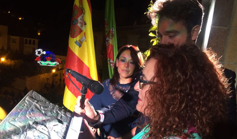 Momento en el que el alcalde entrega un regalo conmemorativo del Pregón Momento en el que el alcalde entrega un regalo conmemorativo del Pregón