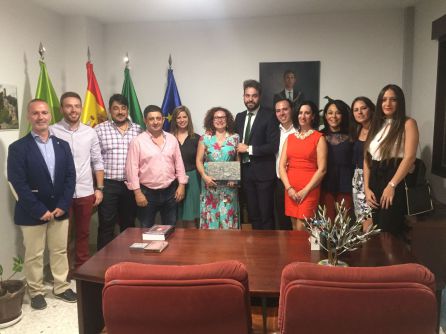 Foto de familia con concejales, pregonera y familiares Foto de familia con concejales, pregonera y familiares