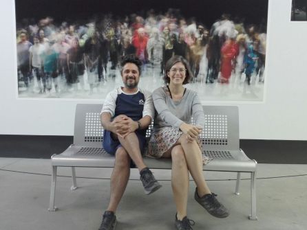 Sergio y Ximena posan delante de una de sus fotógrafías Sergio y Ximena posan delante de una de sus fotógrafías