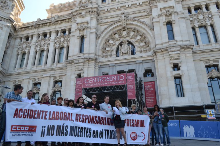 La portavoz de CC.OO. lee el manifiesto de los sindicatos denunciando los accidentes laborales frente al Ayuntamiento de Madrid. La portavoz de CC.OO. lee el manifiesto de los sindicatos denunciando los accidentes laborales frente al Ayuntamiento de Madrid.