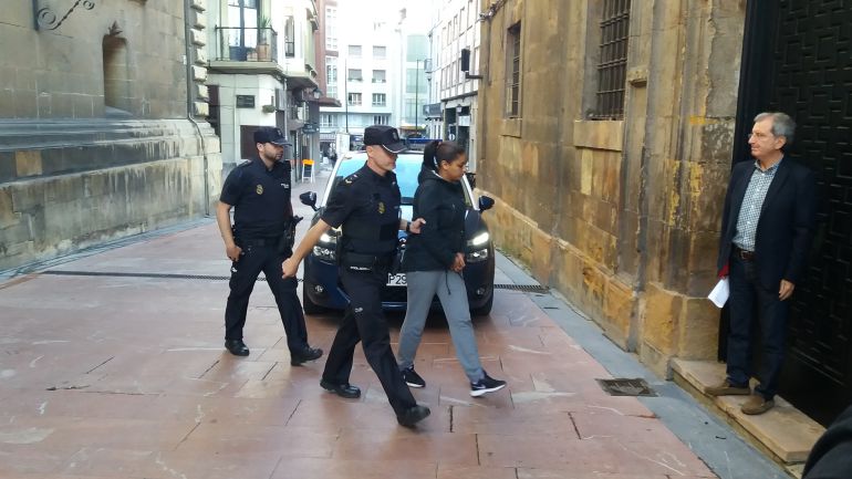 Fadila llega a la sede del Tribunal Superior de Justicia conducida por dos funcionarios de la Policía Nacional. Fadila llega a la sede del Tribunal Superior de Justicia conducida por dos funcionarios de la Policía Nacional.