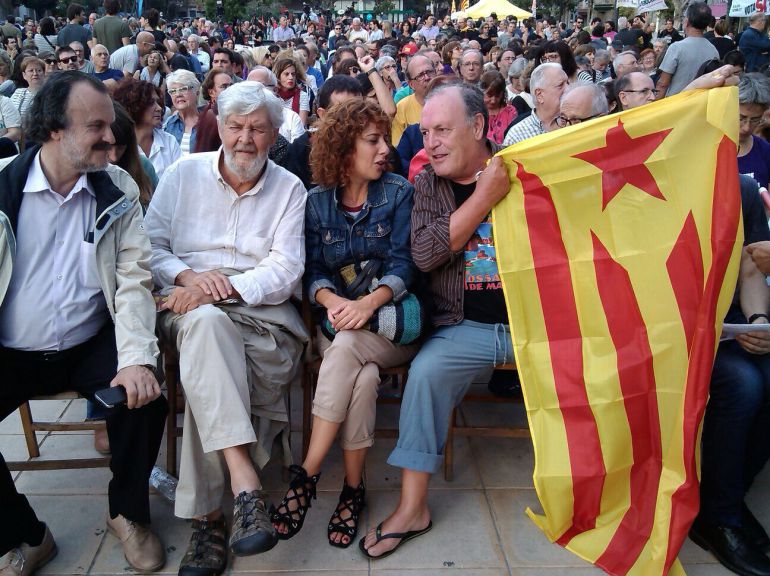 Nacionalistas gallegos firman un manifiesto en apoyo al referéndum 1-O Nacionalistas gallegos firman un manifiesto en apoyo al referéndum 1-O
