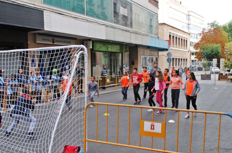 Los jugadores del Ciudad Encantada coordinan la actividad de balonmano en Carretería Los jugadores del Ciudad Encantada coordinan la actividad de balonmano en Carretería