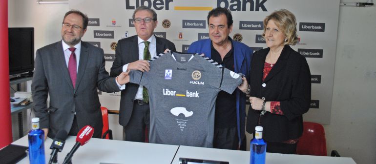 La UCLM y el Ciudad Encantada firman un acuerdo de colaboración y patrocinio La UCLM y el Ciudad Encantada firman un acuerdo de colaboración y patrocinio