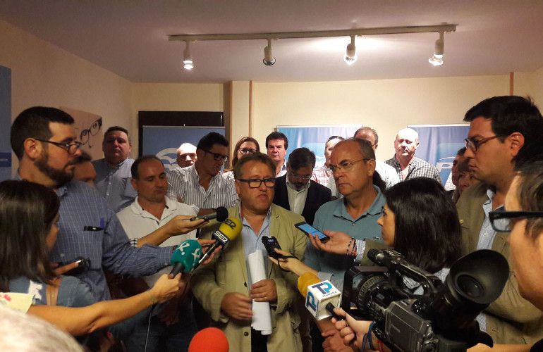 Víctor del Moral y Jose Antonio Monago junto a los alcaldes y portavoces populares del Valle del Jerte Víctor del Moral y Jose Antonio Monago junto a los alcaldes y portavoces populares del Valle del Jerte