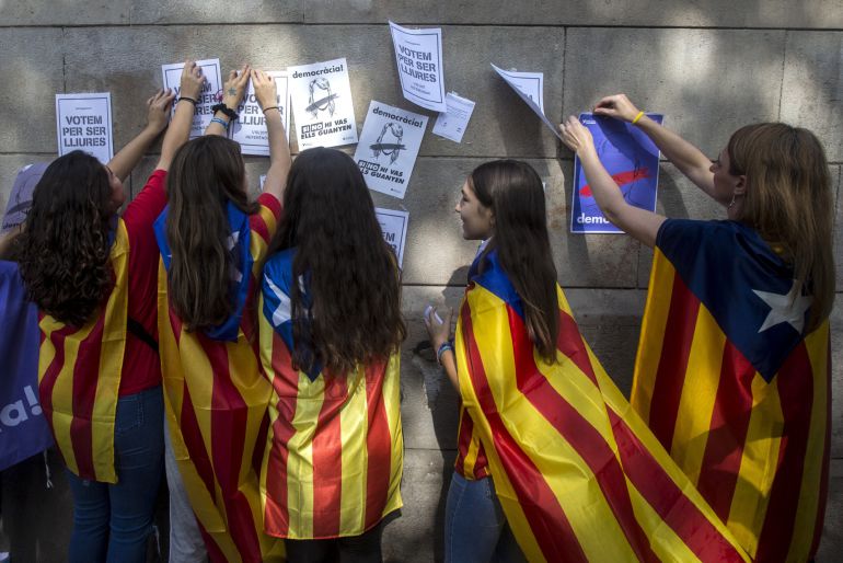 Varias estudiantes enganchan carteles en la pared de la Universidad de Barcelona durante el inicio de la "Maratón por la democracia" Varias estudiantes enganchan carteles en la pared de la Universidad de Barcelona durante el inicio de la "Maratón por la democracia"