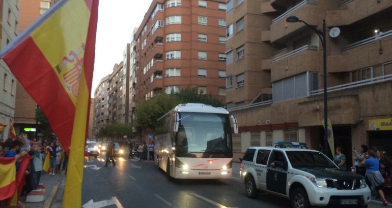 Los guardias civiles han sido despedidos con gritos de ¡Viva España! y ¡a por ellos! Los guardias civiles han sido despedidos con gritos de ¡Viva España! y ¡a por ellos!