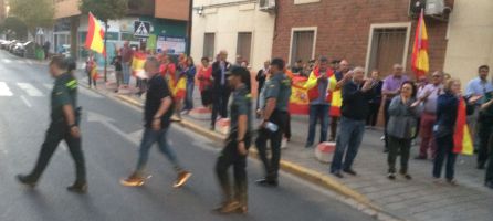 Momento en el que los agentes suben al autobús Momento en el que los agentes suben al autobús
