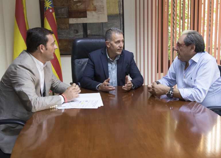 Ashotur amenaza con llevar la tasa turística a los tribunales Ashotur amenaza con llevar la tasa turística a los tribunales