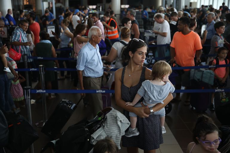 Viajeros esperando tomar su vuelo en el Aeropuerto de San Juan, Puerto Rico Viajeros esperando tomar su vuelo en el Aeropuerto de San Juan, Puerto Rico