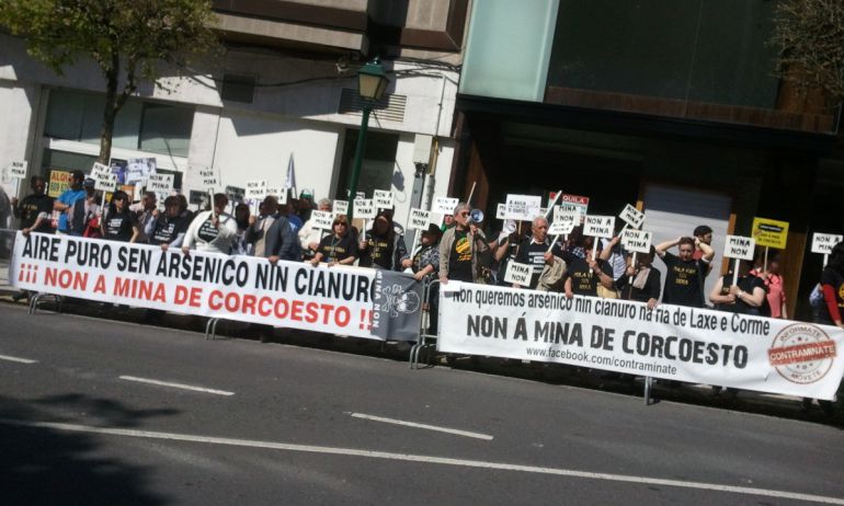 Protesta frente al parlamento contra la mina de Corcoesto Protesta frente al parlamento contra la mina de Corcoesto