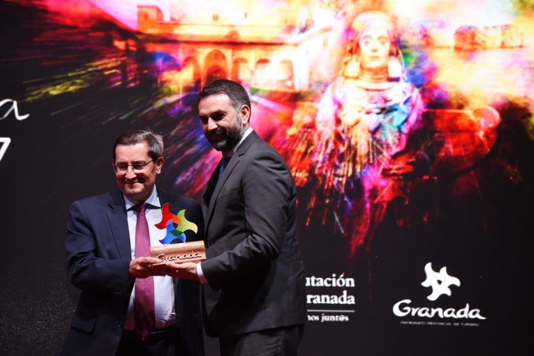 El presidente de la Diputación de Granada entrena el premio Turismo 2017 a los campeonatos del mundo de esquí Sierra Nevada 2017, que recoge el consejero de Turismo de la Junta El presidente de la Diputación de Granada entrena el premio Turismo 2017 a los campeonatos del mundo de esquí Sierra Nevada 2017, que recoge el consejero de Turismo de la Junta