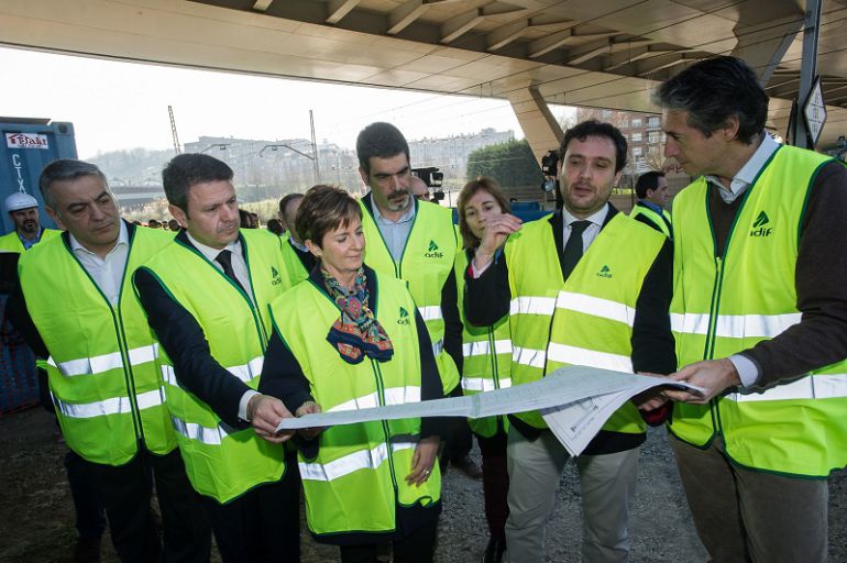 El ministro de Fomento, Inigo de la Serna, la consejera Arantxa Tapia y los alcaldes de Donostia, Irun y Astigarraga en la última visita del responsable del Gobierno a Gipuzkoa. 