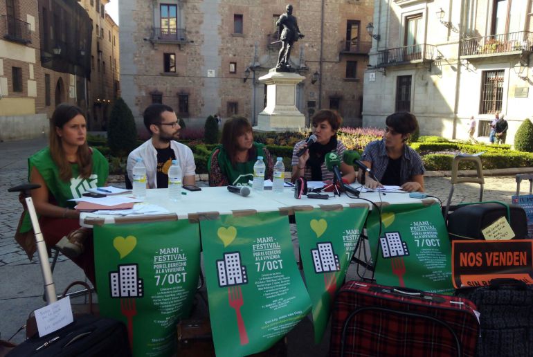 Representantes de los vecinos en la plaza de la Villa. Representantes de los vecinos en la plaza de la Villa.