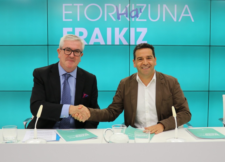 El presidente de UNICEF Euskadi, Isidro Elezgarai, y el portavoz foral, Imanol Lasa, después de firmar el acuerdo de colaboración. El presidente de UNICEF Euskadi, Isidro Elezgarai, y el portavoz foral, Imanol Lasa, después de firmar el acuerdo de colaboración.