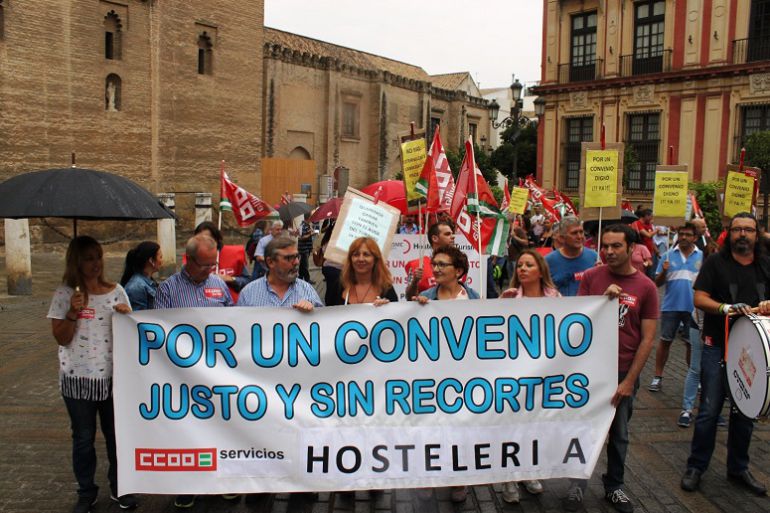 Manifestación Turismo: Más de un centenar de personas piden mejoras en el sector del turismo Manifestación Turismo: Más de un centenar de personas piden mejoras en el sector del turismo