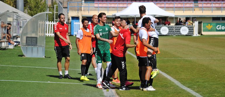 David Rodriguez celebra el tercer gol con el banquillo de la Balompédica David Rodriguez celebra el tercer gol con el banquillo de la Balompédica