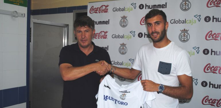 Luis San Juan y Fran Simon en la presentación del jugador con el Conquense la pasada temporada Luis San Juan y Fran Simon en la presentación del jugador con el Conquense la pasada temporada