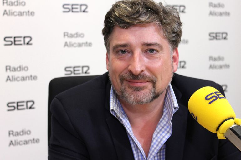 Martín Sanz en el estudio de Radio Alicante Martín Sanz en el estudio de Radio Alicante
