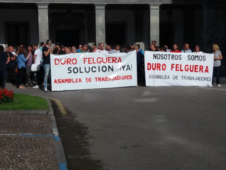 Trabajadores de Duro Felguera, esta mañana, frente a la sede de la Consejería de Industria, OViedo. Trabajadores de Duro Felguera, esta mañana, frente a la sede de la Consejería de Industria, OViedo.