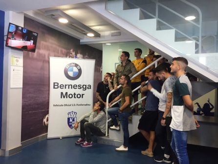 Parte de la plantilla de la Ponferradina durante el sorteo Parte de la plantilla de la Ponferradina durante el sorteo