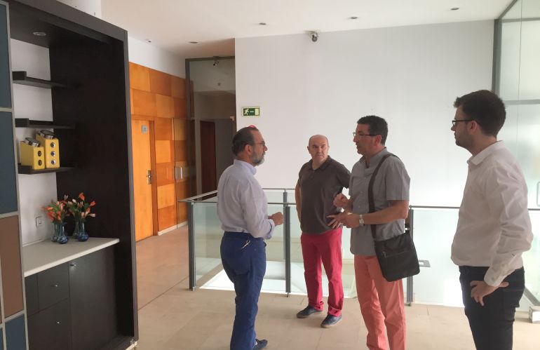 Visita a las instalaciones por parte del gobierno local Visita a las instalaciones por parte del gobierno local