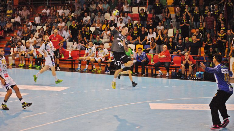 Sergio López lanza ante Oliva en el partido entre BM Ciudad Encantada y Angel-Ximénez Sergio López lanza ante Oliva en el partido entre BM Ciudad Encantada y Angel-Ximénez