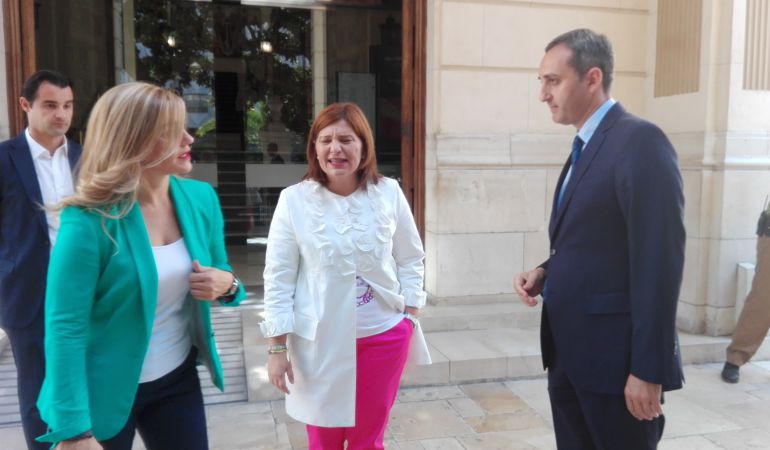 La presidenta regional del PP en la Comunitat Valenciana, junto al presidente de la Diputación de Alicante, César Sánchez, tras su visita en el Palacio Provincial. La presidenta regional del PP en la Comunitat Valenciana, junto al presidente de la Diputación de Alicante, César Sánchez, tras su visita en el Palacio Provincial.
