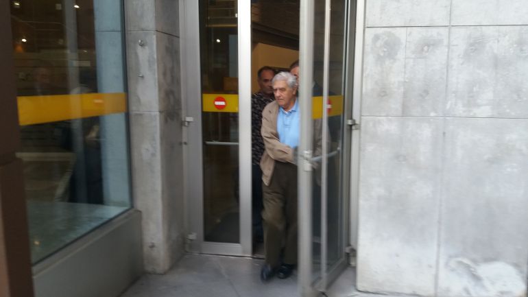 El ex consejero José Luis Iglesias Riopedre abandona la Audiencia tras conocer la decisión del tribunal de dejarle en libertad provisional. El ex consejero José Luis Iglesias Riopedre abandona la Audiencia tras conocer la decisión del tribunal de dejarle en libertad provisional.