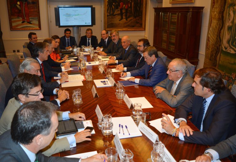 Los empresarios de la Región muestran su "apoyo unánime" al actual proyecto del AVE Los empresarios de la Región muestran su "apoyo unánime" al actual proyecto del AVE