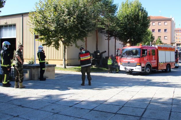 Bomberos, policía local y personal del centro coordinan el ejercicio Bomberos, policía local y personal del centro coordinan el ejercicio