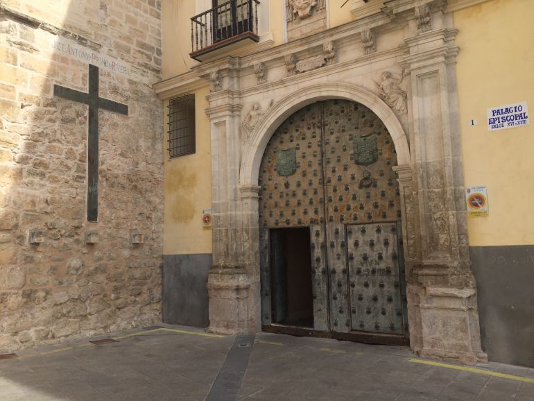 Cuenca: El Obispado acata la sentencia y retirará los símbolos franquistas de la Catedral Cuenca: El Obispado acata la sentencia y retirará los símbolos franquistas de la Catedral