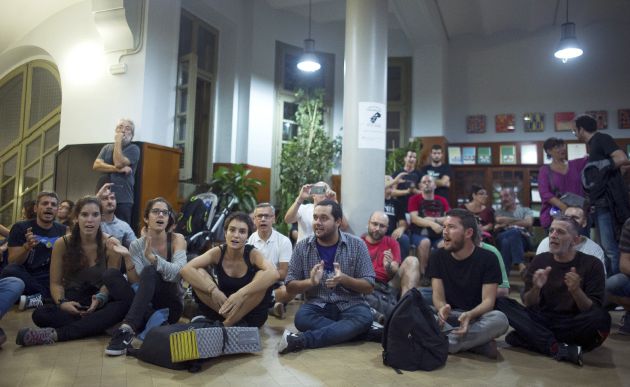Diversas personas permanecen en el interior del IES Tarradell donde los Los Mossos d'Esquadra se han presentado y le notificado al director que se debe cerrar el colegio Diversas personas permanecen en el interior del IES Tarradell donde los Los Mossos d'Esquadra se han presentado y le notificado al director que se debe cerrar el colegio