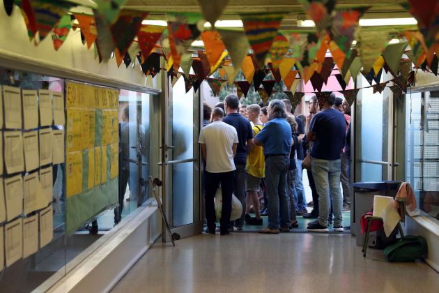 Reunión de padres de alumnos en la Escola Diputació de Barcelona, para organizar la "Festa de la tardor" (Fiesta del otoño), con el fin de evitar la entrada y precinto policial al ser un colegio electoral para el referéndum del 1-O Reunión de padres de alumnos en la Escola Diputació de Barcelona, para organizar la "Festa de la tardor" (Fiesta del otoño), con el fin de evitar la entrada y precinto policial al ser un colegio electoral para el referéndum del 1-O