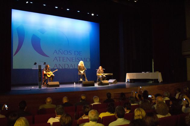 Actuación del grupo Medina Azahara durante el 10 aniversario de los ateneos de Andalucía Actuación del grupo Medina Azahara durante el 10 aniversario de los ateneos de Andalucía