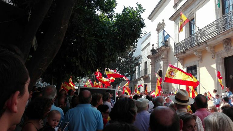 La marcha pacífica por la unidad nacional, a su paso por el Ayuntamiento de Jerez La marcha pacífica por la unidad nacional, a su paso por el Ayuntamiento de Jerez